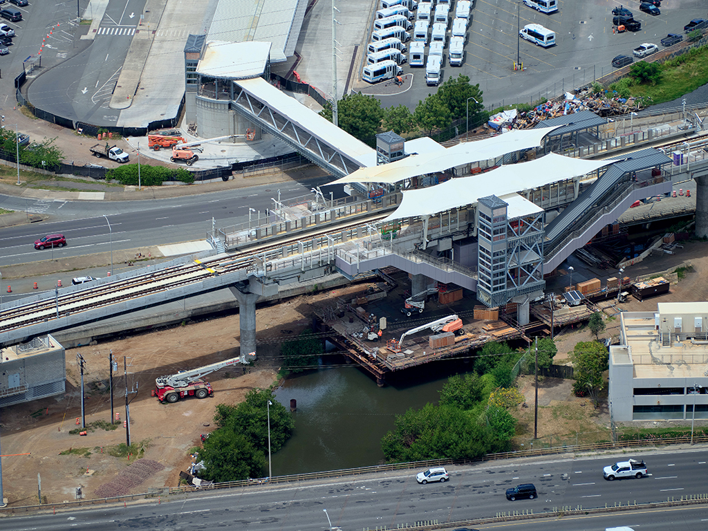 At Skyline’s Kahauiki (Middle Street) Station, the contractor is working to finalize the last structural components prior to removing a stream trestle and beginning the punch list phase.